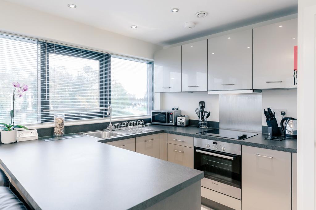 Room Space Service Apartments - New Manor House Bracknell Buitenkant foto